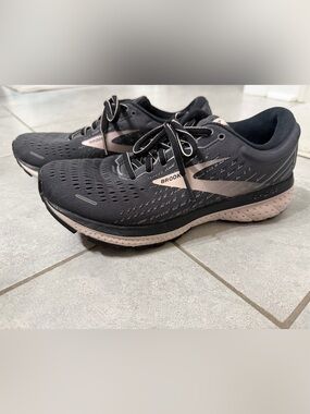 Brooks Ghost running Women's Black and Blush Trail-Ready tennis shoes size 7.5